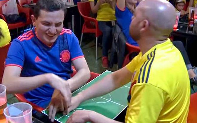 Xúc động khoảnh khắc fan bóng đá giúp bạn vừa mù vừa điếc thưởng thức World Cup