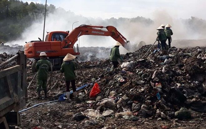 Cháy bãi rác liên tục mấy ngày, hàng chục người dân nhập viện vì khói
