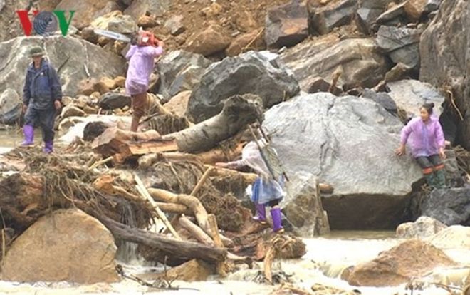 Bất chấp hiểm nguy, người dân Lai Châu vẫn đi vớt củi trong mưa lũ