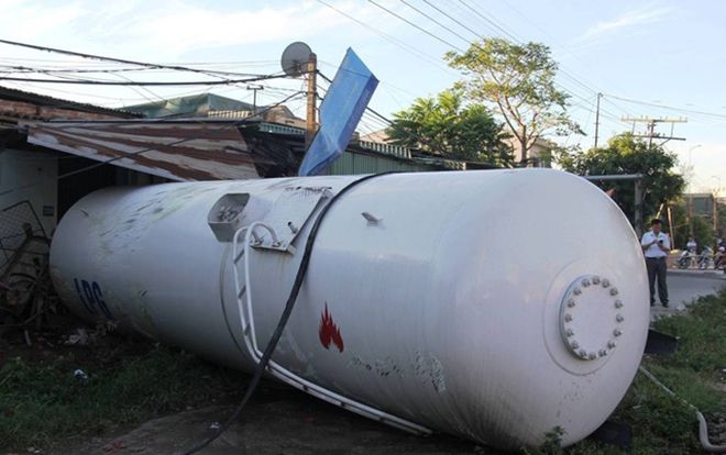 Tàu khách đâm xe bồn chở gas văng xa hàng chục mét, 3 người bị thương nặng