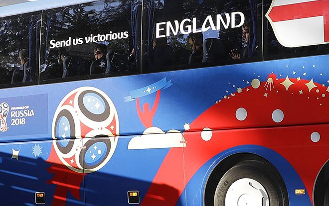 Điểm khác biệt thú vị trên những chiếc xe buýt giống hệt nhau của các đội bóng tại World Cup 2018