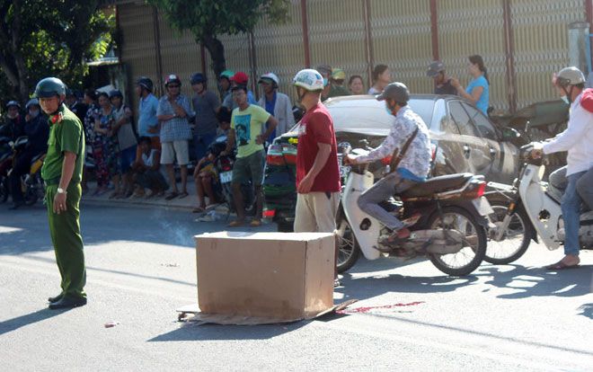 Nữ tài xế lùi xe hơi va chạm với xe gắn máy khiến 2 cháu bé tử vong