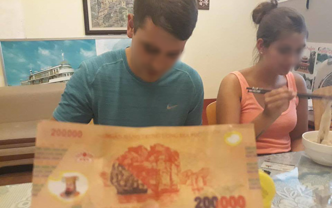 Câu chuyện tài xế taxi tại Hà Nội trả lại… vàng mã cho khách nước ngoài khiến cư dân mạng phẫn nộ