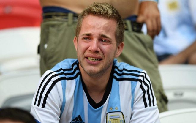 Fan Argentina khóc rưng rức trong ngày Messi cùng đồng đội bị loại