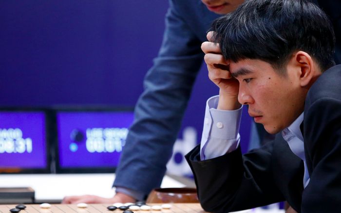 AlphaGo - AI từng đánh bại kỳ thủ cờ vây số 1 thế giới đã chính thức bị soán ngôi