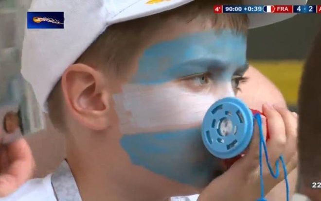 Bức ảnh hot nhất hôm nay: Cổ động viên nhí thẫn thờ nhìn đội bóng có chân sút số 1 Messi bị Pháp đánh bại đầy cay đắng