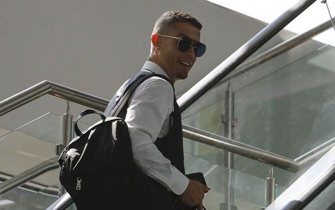 Ronaldo cười rạng rỡ trong ngày về nước