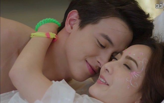 Mới tập 3 ‘Trò chơi tình ái’ đã có cảnh ‘giường chiếu’: James Jirayu khỏa thân, Taew Natapohn không thể kìm lòng