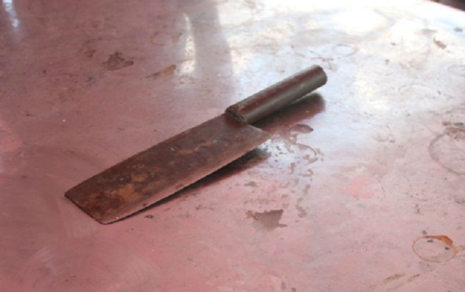 Mâu thuẫn xô xát, chạy vào lấy dao phay chém trúng đầu hàng xóm gây tử vong