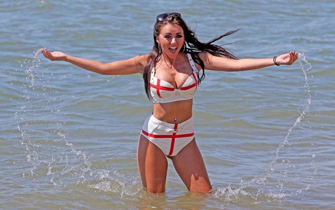 Nữ ca sĩ 9X ‘tiếp sức’ cho đội tuyển Anh bằng bộ ảnh ‘nóng’