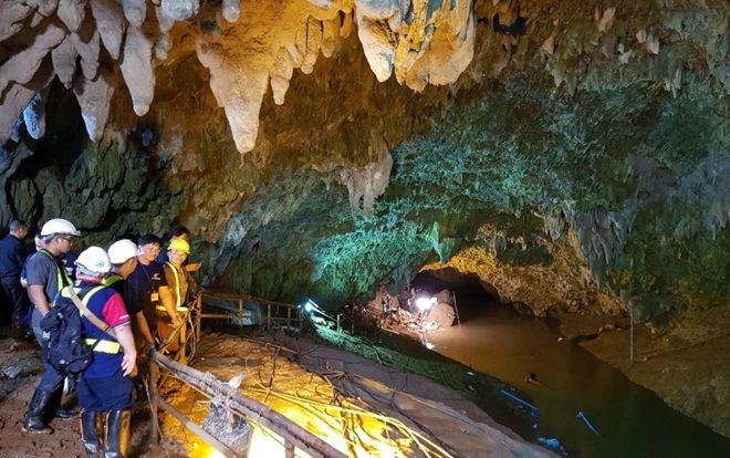 Đội bóng nhí Thái Lan có thể còn kẹt trong hang thêm 4 tháng