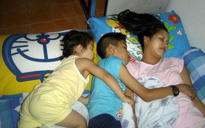 Cô hàng xóm 'duyên' nhất mùa hè: Cứ giữa trưa là cùng đàn con sang ngủ nhờ nhà người khác, tắt nắng mới về