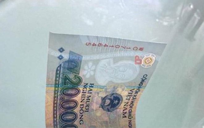 Câu chuyện chàng trai làm rơi 20 nghìn liền quay lại nhặt bị bạn gái chê nhục khiến dân mạng tranh cãi dữ dội