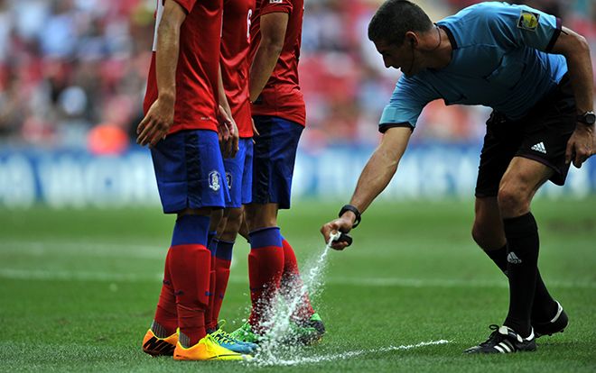 Câu chuyện buồn ít người biết đằng sau bình xịt bọt tự tan các trọng tài World Cup đang sử dụng
