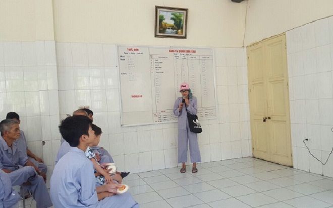 'Hot girl' Bella không cho ai động vào con ở trung tâm bảo trợ