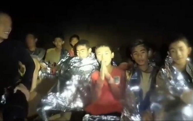 Cuộc trò chuyện video đầu tiên của đội bóng nhí Thái Lan kẹt trong hang với bên ngoài