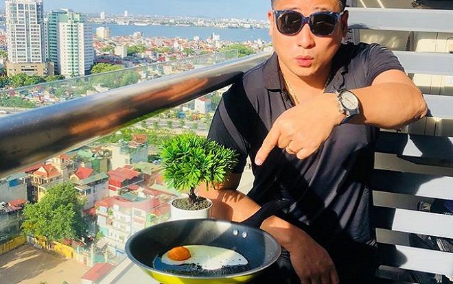 Diễn viên Minh Tiệp trổ tài rán trứng bằng… nhiệt độ gần 50 độ C ở Hà Nội