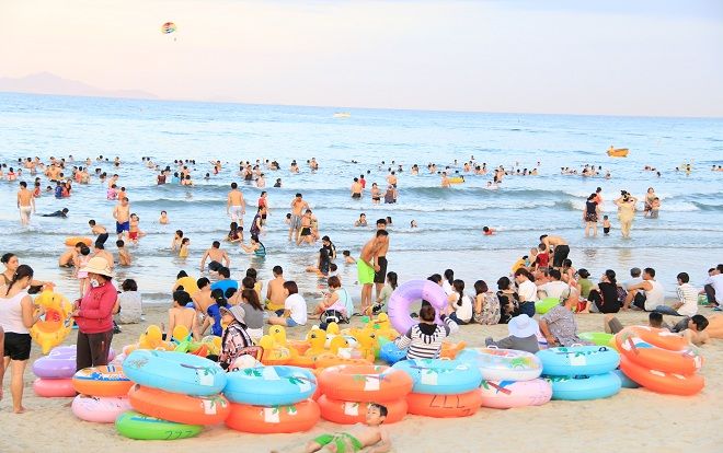 Xét nghiệm nước, tìm nguyên nhân khiến du khách nổi mẩn đỏ và ngứa sau khi tắm biển Đà Nẵng