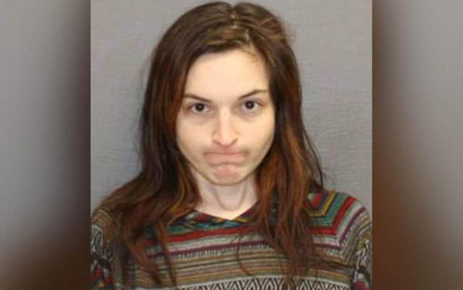 Thiếu nữ 19 tuổi cầm mã tấu, đột nhập vào nhà cưỡng bức bạn trai cũ