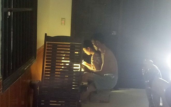 Bức ảnh tình nhất ngày: Bố ôm mẹ giữa trời nóng 40 độ C nhưng ai xem cũng thấy mát lòng