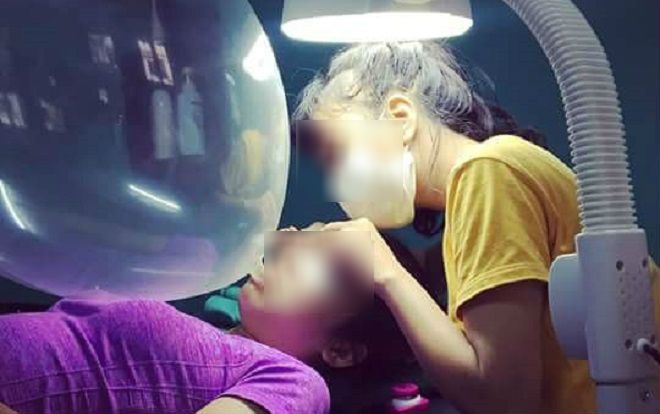 Xôn xao bức ảnh cô gái thản nhiên vừa hít 'bóng cười' vừa nối mi
