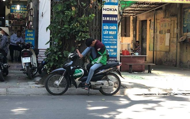 Xót lòng cảnh sinh viên Hà Nội 'bạt mạng' mưu sinh ngoài đường giữa nắng nóng gần 50 độ C, đêm về 'giam mình' trong phòng trọ 'bát quái'