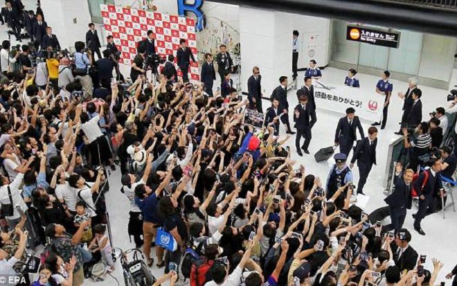 Tuyển Nhật Bản được chào đón như 'những người anh hùng' tại quê nhà