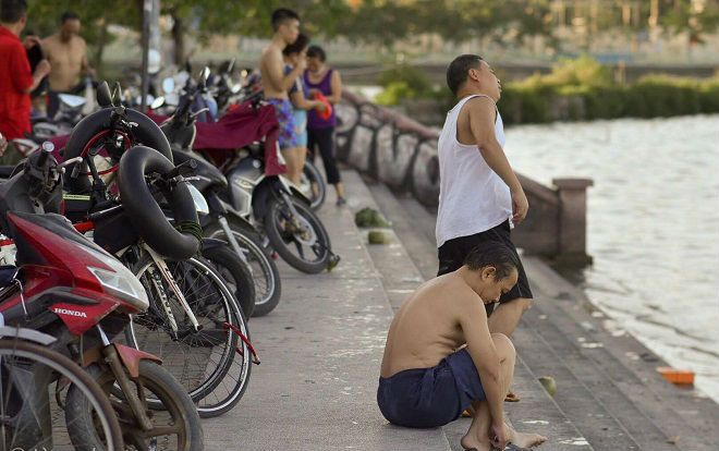 Người Hà Nội đổ xô đi tắm hồ Tây giải nhiệt ngày nắng nóng đỉnh điểm