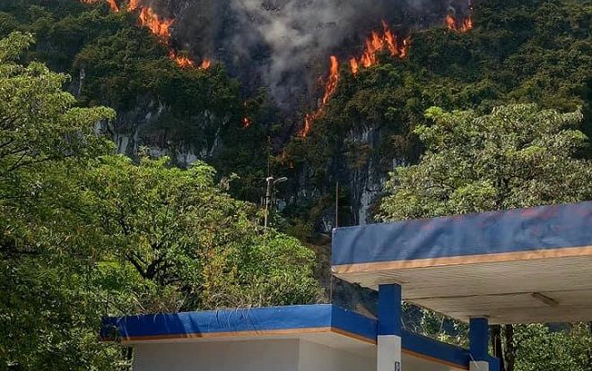 Núi đá bất ngờ bốc cháy dữ dội sau cây xăng, người dân hốt hoảng