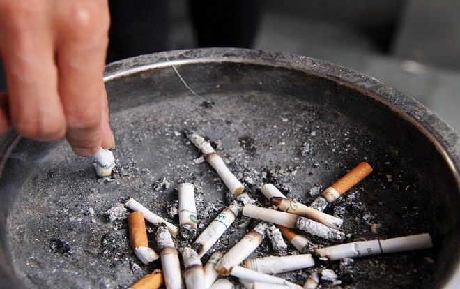 Thầy giáo bắt học sinh uống tàn thuốc lá pha nước