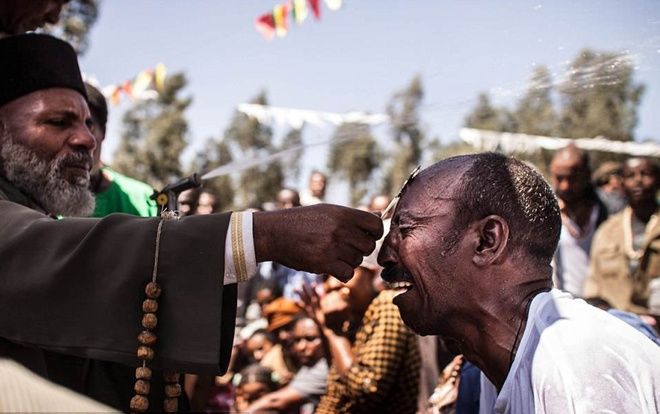 Mất tiền để chịu đấm trong nghi lễ trừ tà độc nhất vô nhị