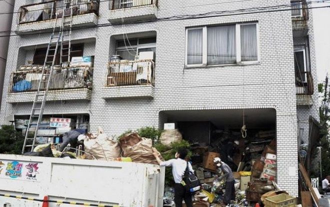 Rác ngập mặt cũng không chịu dọn, người đàn ông bị cưỡng chế rời khỏi nhà