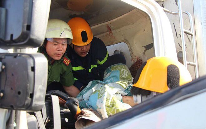 Xe tải tông vào rào chắn công trình đang thi công, 2 người thương vong