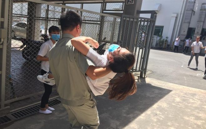 Hàng chục công nhân lăn ra ngất xỉu khi bước vào ca làm, nhiều người khác phải sơ tán