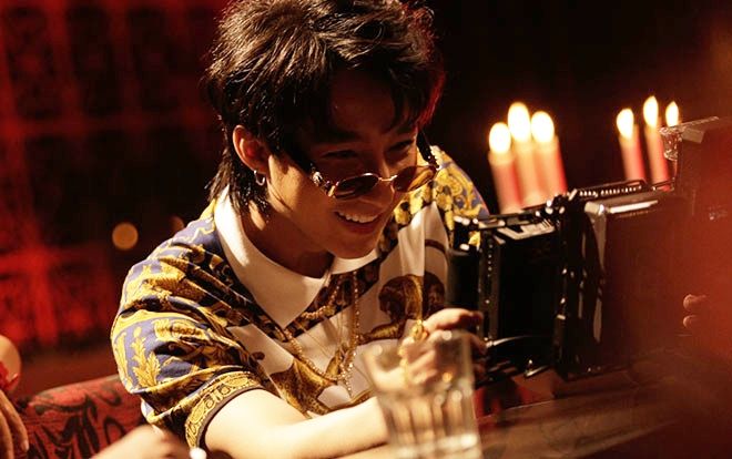 Cận cảnh nụ cười hiếm hoi của Sơn Tùng trong hậu trường MV Chạy ngay đi (Remix)