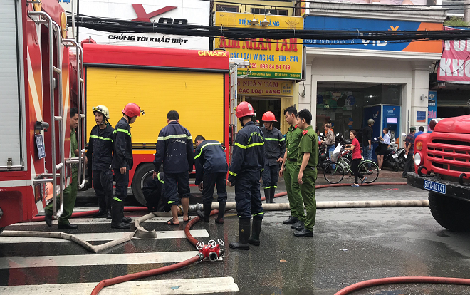 Cháy nhà trong hẻm, cả khu chợ Hòa Hưng nháo nhào