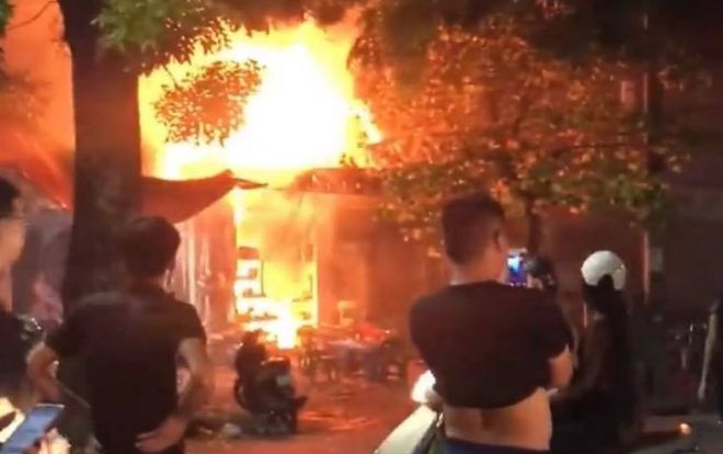 Quán bia bốc cháy dữ dội, thực khách nhảy từ tầng 2 xuống đất thoát thân