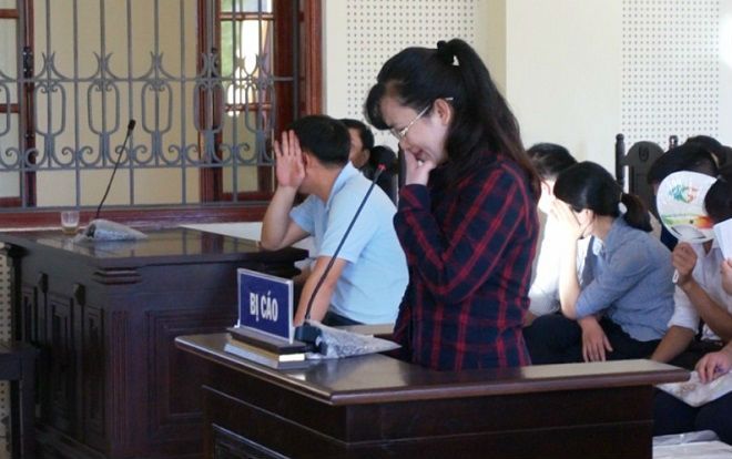 'Hotgirl' ngân hàng và 15 bị cáo đồng loạt khóc khi được nói lời cuối cùng trước giờ tuyên án