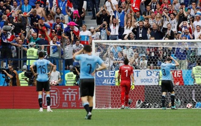 Thủ môn Muslera mắc sai lầm, dàn sao Uruguay bật khóc nhìn Pháp vào bán kết