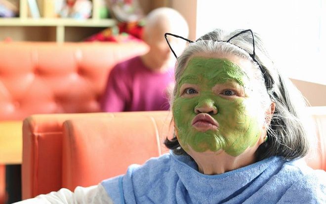 Hình ảnh các cụ U80 thích đắp mặt nạ trà xanh và câu chuyện ý nghĩa phía sau khiến dân mạng bất giác nhớ ông bà