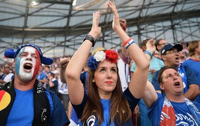 Tin được không, item đang 'phá đảo' làng thời trang hiện nay chính là áo thun World Cup 2018?