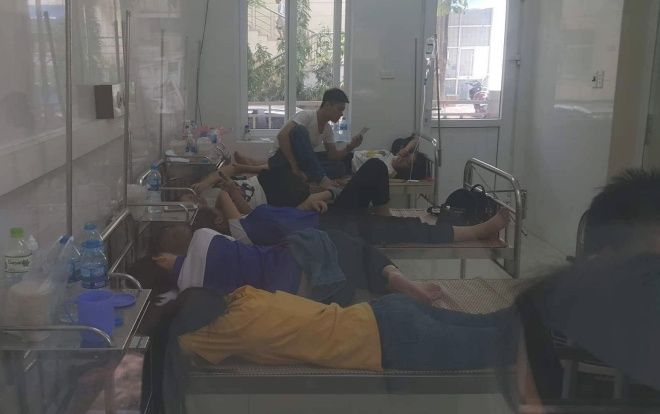 Hàng trăm học viên đau bụng nhập viện sau bữa ăn trưa, bệnh viện quá tải phải điều bác sĩ về trung tâm khám