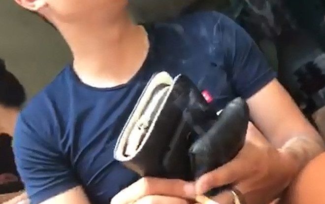 Cô gái nhanh trí phát hiện chiêu lừa tinh vi của gã trai 'sành điệu'