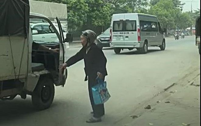 Cho cụ già đi nhờ xe giữa trời nắng nóng, bác tài xe tải trở thành nhân vật 'triệu like' trên mạng xã hội