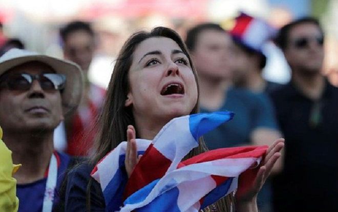 Bi hài 'chuyện yêu' mùa World Cup: Chồng 'yêu' như cơn lốc giữa hai hiệp đấu