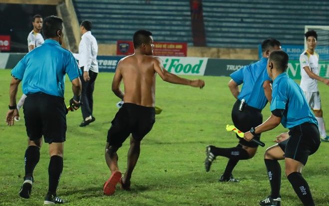 Từ CĐV Nhật ở World Cup nhìn về sân Thiên Trường 'loạn': Quá xấu xí và xấu hổ!