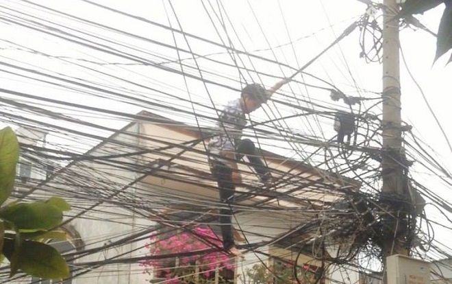 Giải cứu thanh niên nghi ngáo đá trèo lên cột điện la hét 'xuống đất sợ bị giang hồ chém'