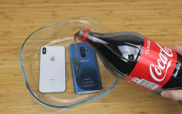 Đem iPhone X và Galaxy S9+ ra ngâm Coca-Cola rồi đông đá 24 giờ, kết quả sẽ khiến bạn bất ngờ