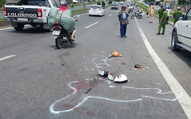 Xe tải tông xe máy trên dốc cầu, 2 mẹ con chết thảm