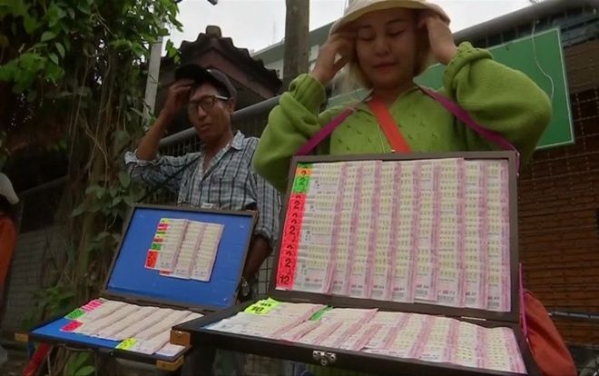 Người Thái Lan mua xổ số theo vụ đội bóng nhí mắc kẹt